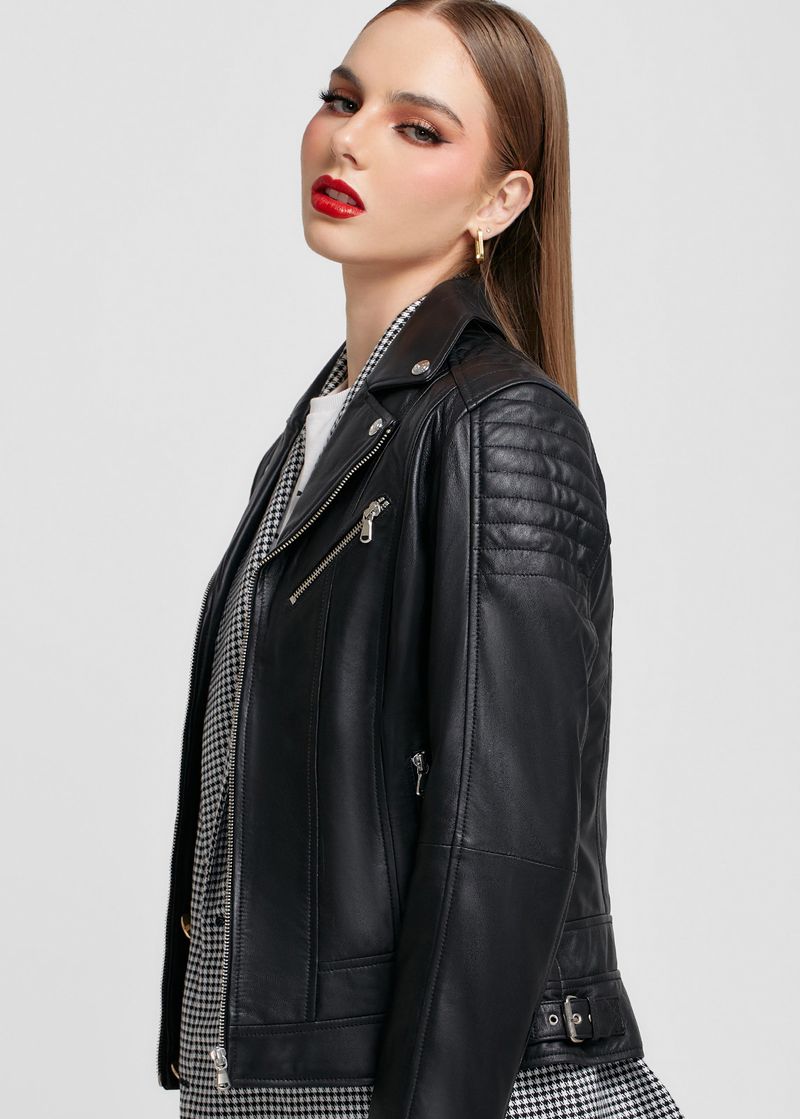 CASACA ESTILO BIKER EN CUERO COLOR ENTERO