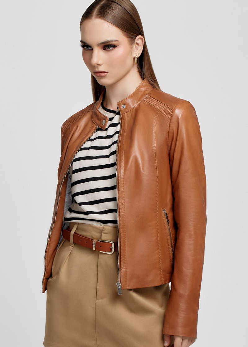 CASACA CON DETALLE EN LOS HOMBROS