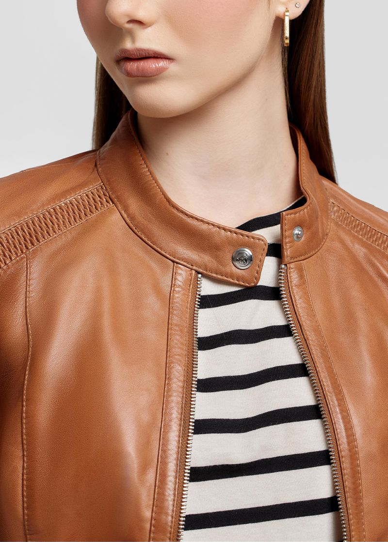 CASACA CON DETALLE EN LOS HOMBROS