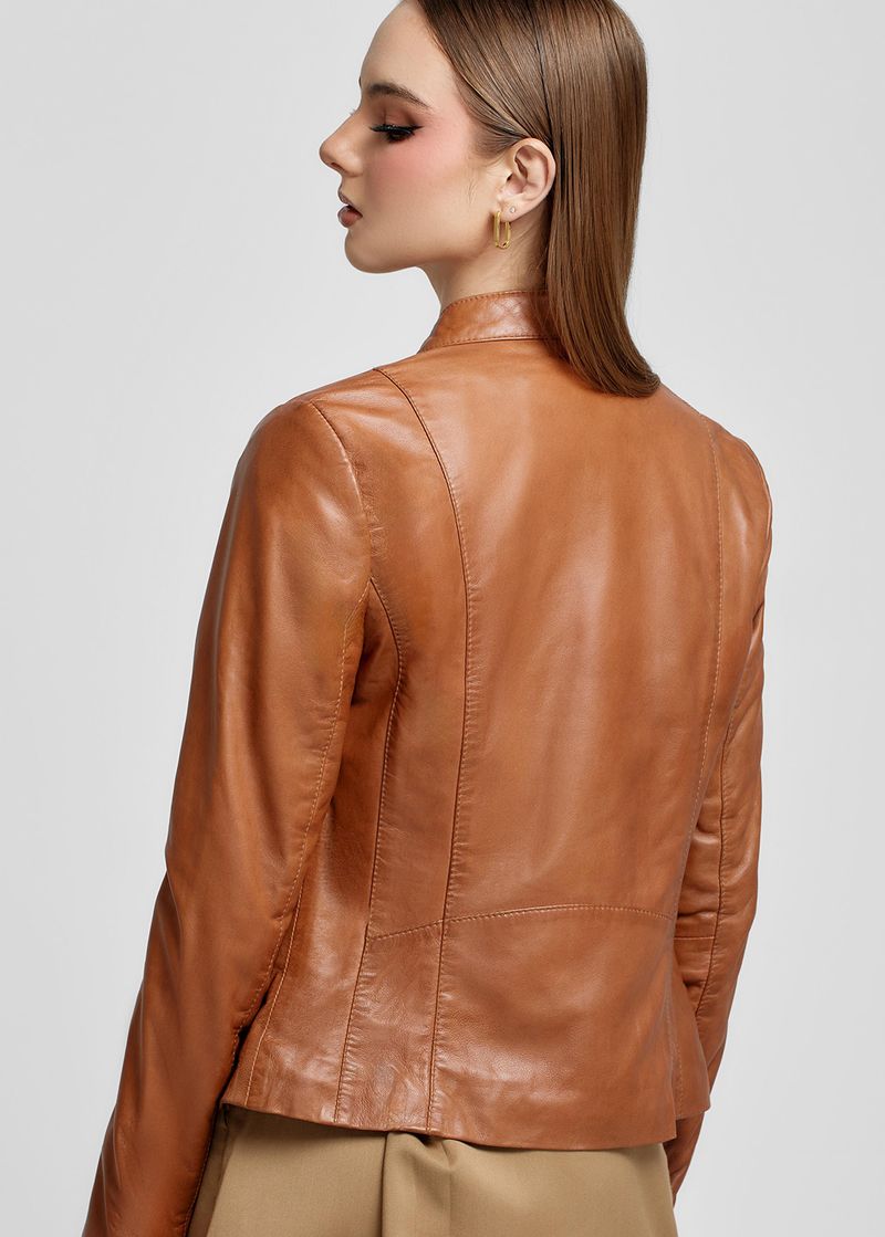 CASACA CON DETALLE EN LOS HOMBROS