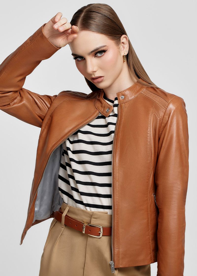 CASACA CON DETALLE EN LOS HOMBROS