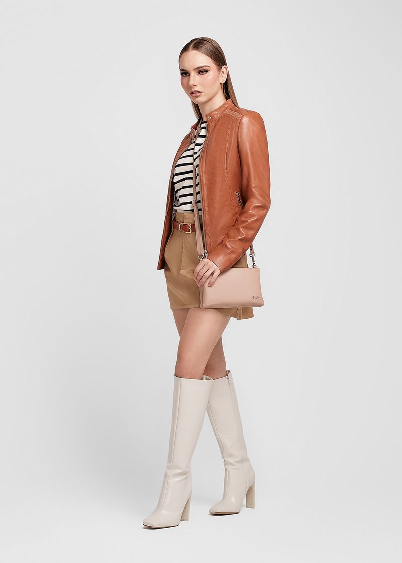 CASACA CON DETALLE EN LOS HOMBROS