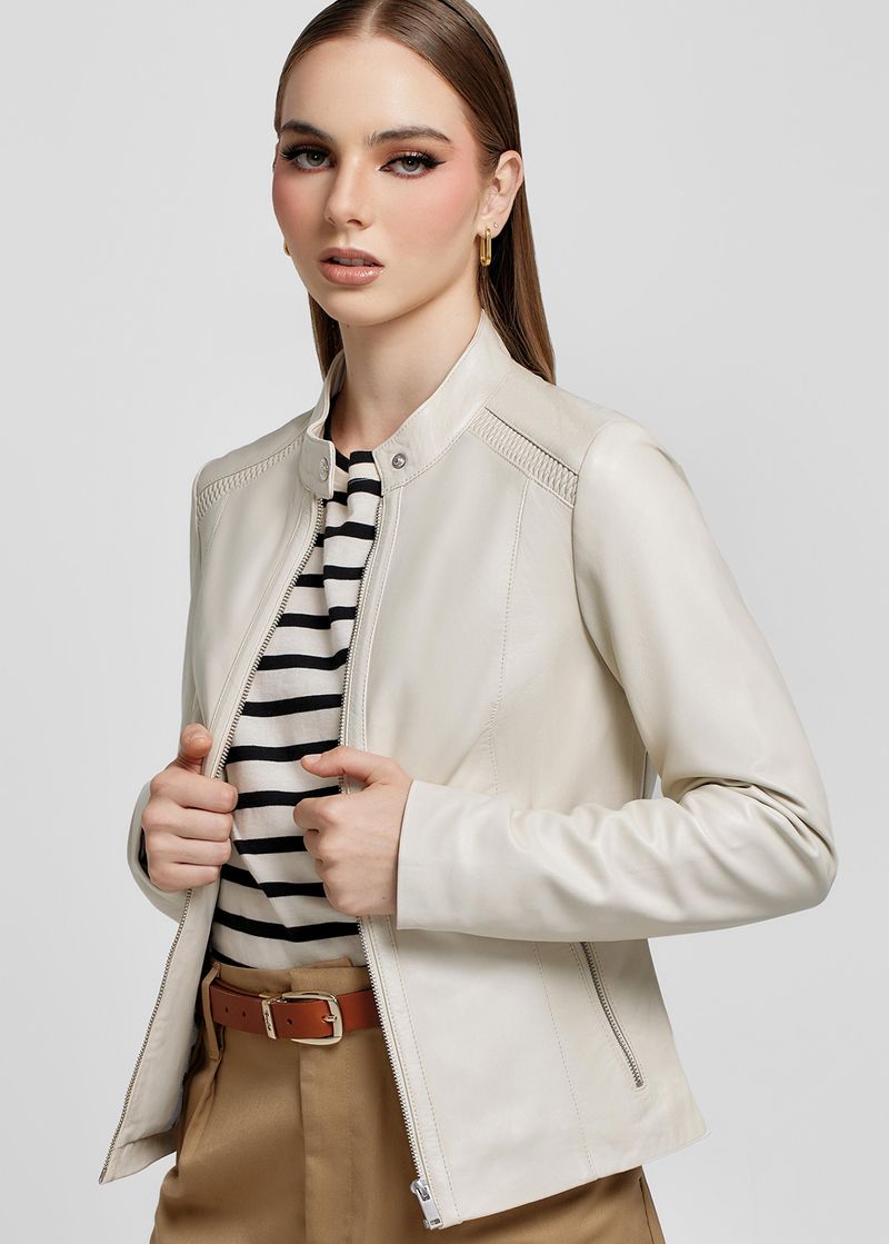 CASACA CON DETALLE EN LOS HOMBROS