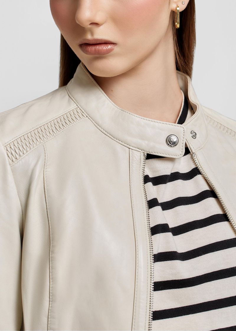 CASACA CON DETALLE EN LOS HOMBROS