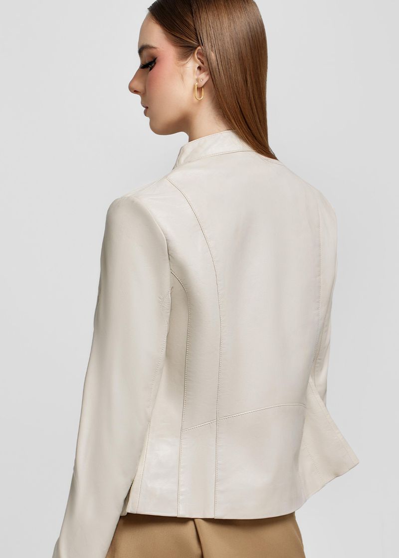 CASACA CON DETALLE EN LOS HOMBROS