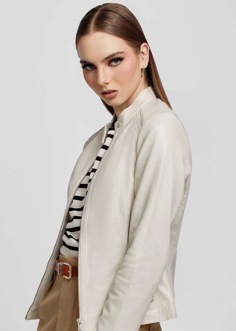 CASACA CON DETALLE EN LOS HOMBROS